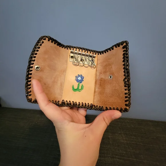 ❗CLOSET LIQUIDATION❗️Vintage tooled leather key holder - Picture 7 of 11